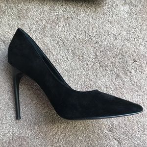 Black suede Pump